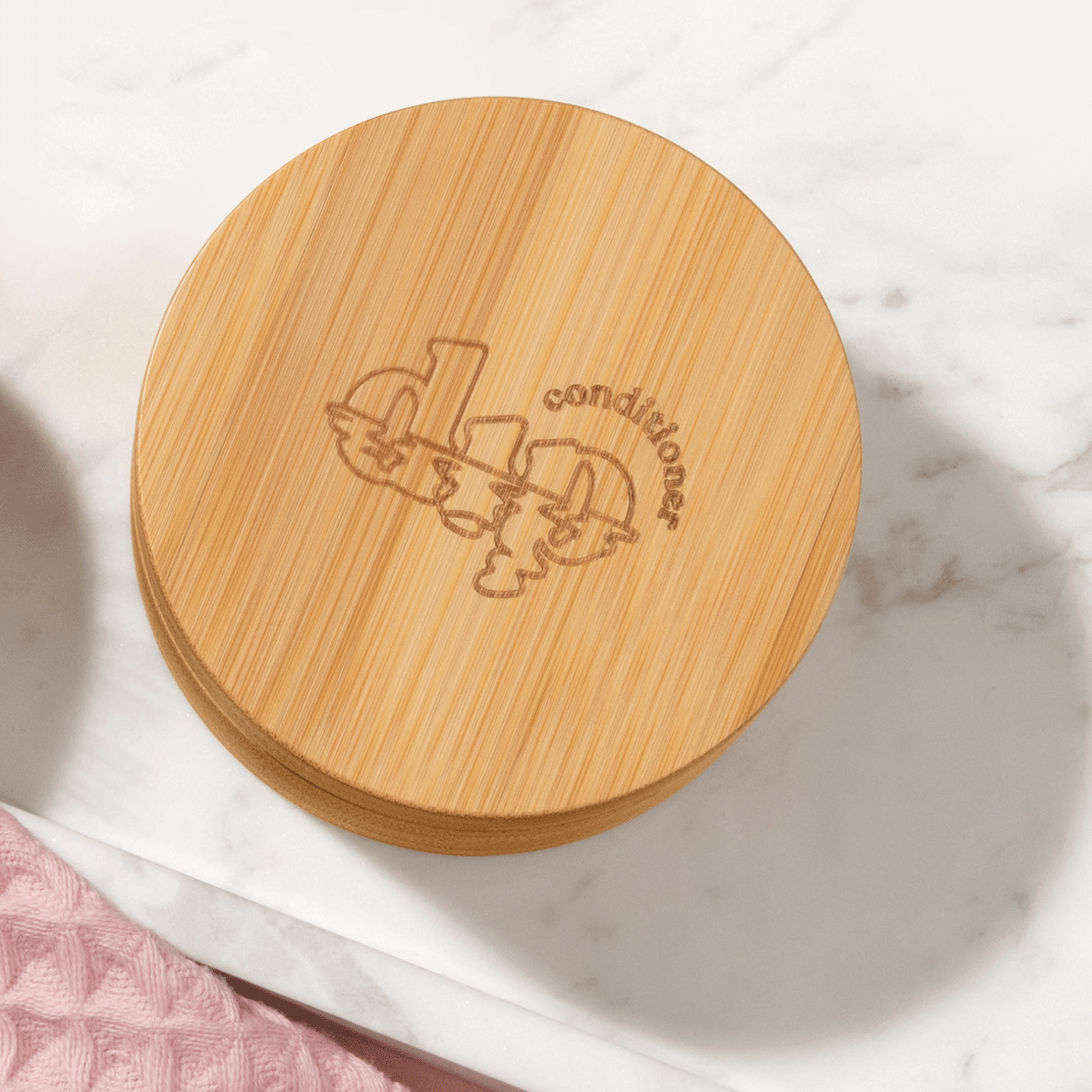 Wooden container lid with 'dodo' branding on a marble surface