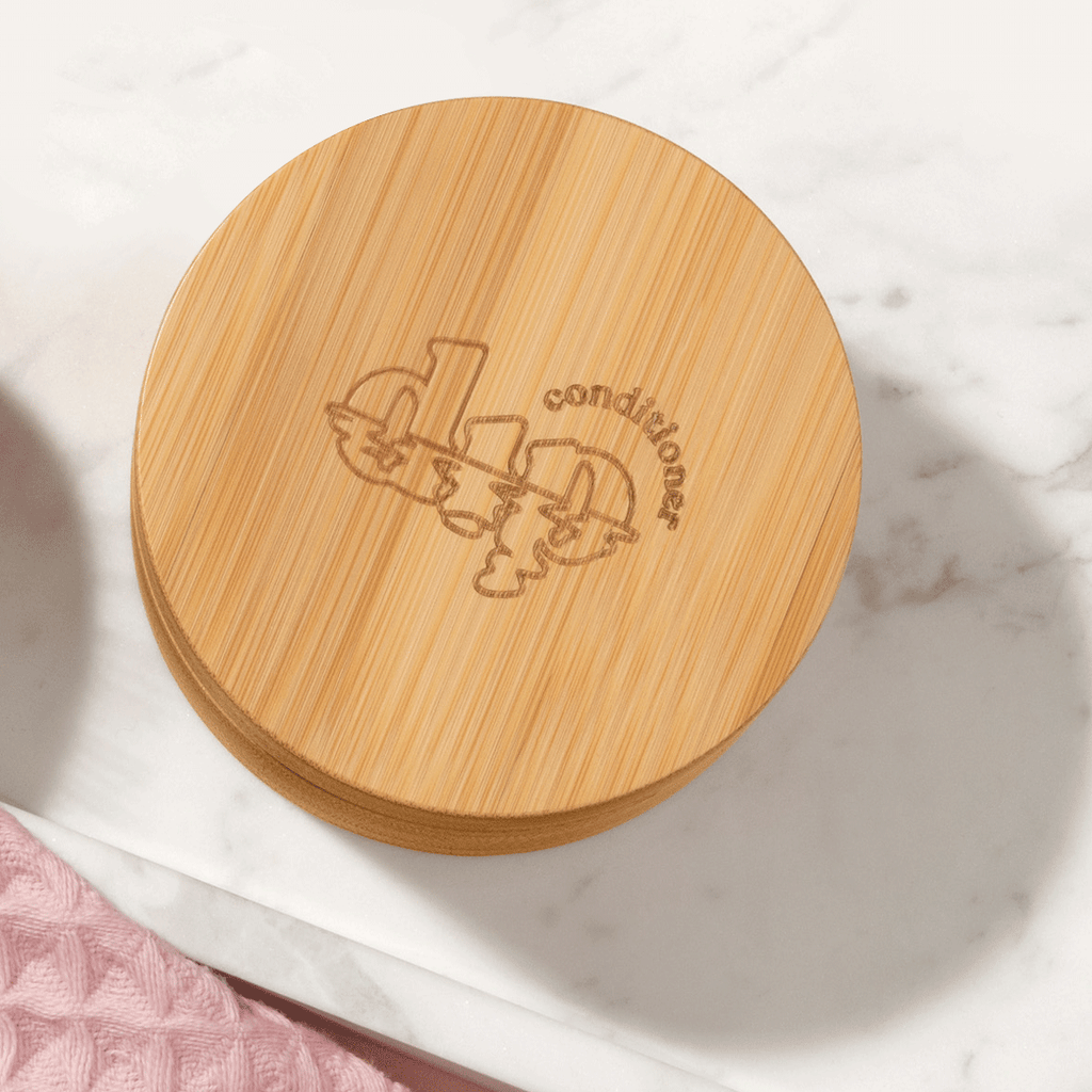 Wooden container lid with 'dodo' branding on a marble surface